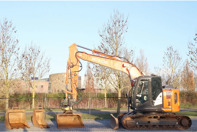 Hitachi ZX135 US-6 | ROTOTILT | DOZERBLADE | 2D GPS | 3X BUCKET - Excavadora de cadenas: foto 1 Hitachi ZX135 US-6 | ROTOTILT | DOZERBLADE | 2D GPS | 3X BUCKET - Excavadora de cadenas: foto 1