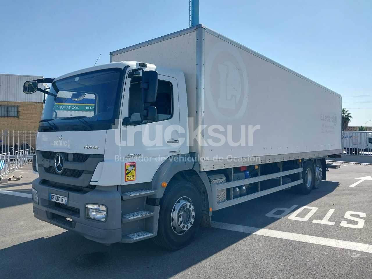 MERCEDES AXOR 2529 ejes 6x2*4 - Camión caja cerrada: foto 1 MERCEDES AXOR 2529 ejes 6x2*4 - Camión caja cerrada: foto 1