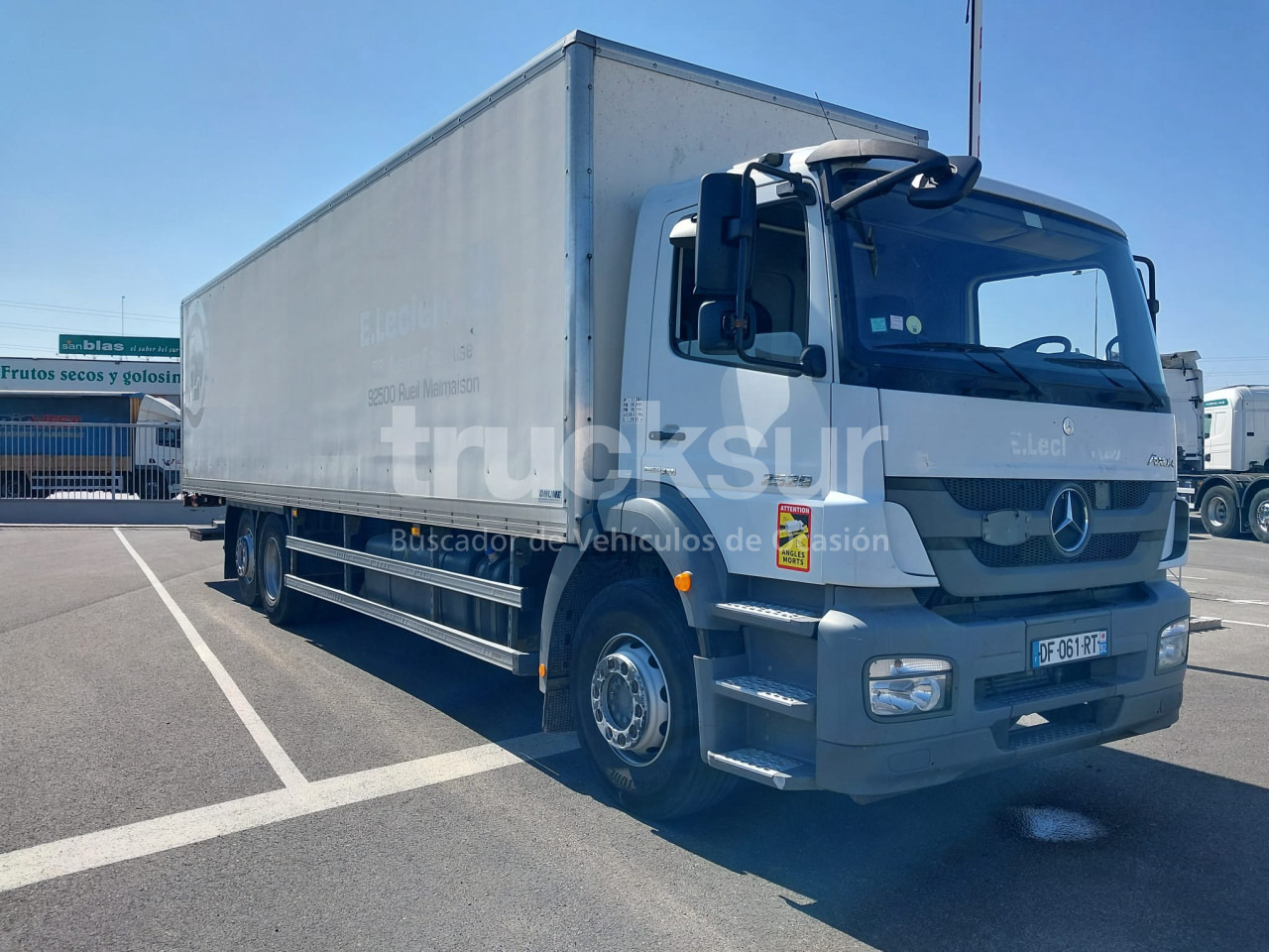 MERCEDES AXOR 2529 ejes 6x2*4 - Camión caja cerrada: foto 2 MERCEDES AXOR 2529 ejes 6x2*4 - Camión caja cerrada: foto 2