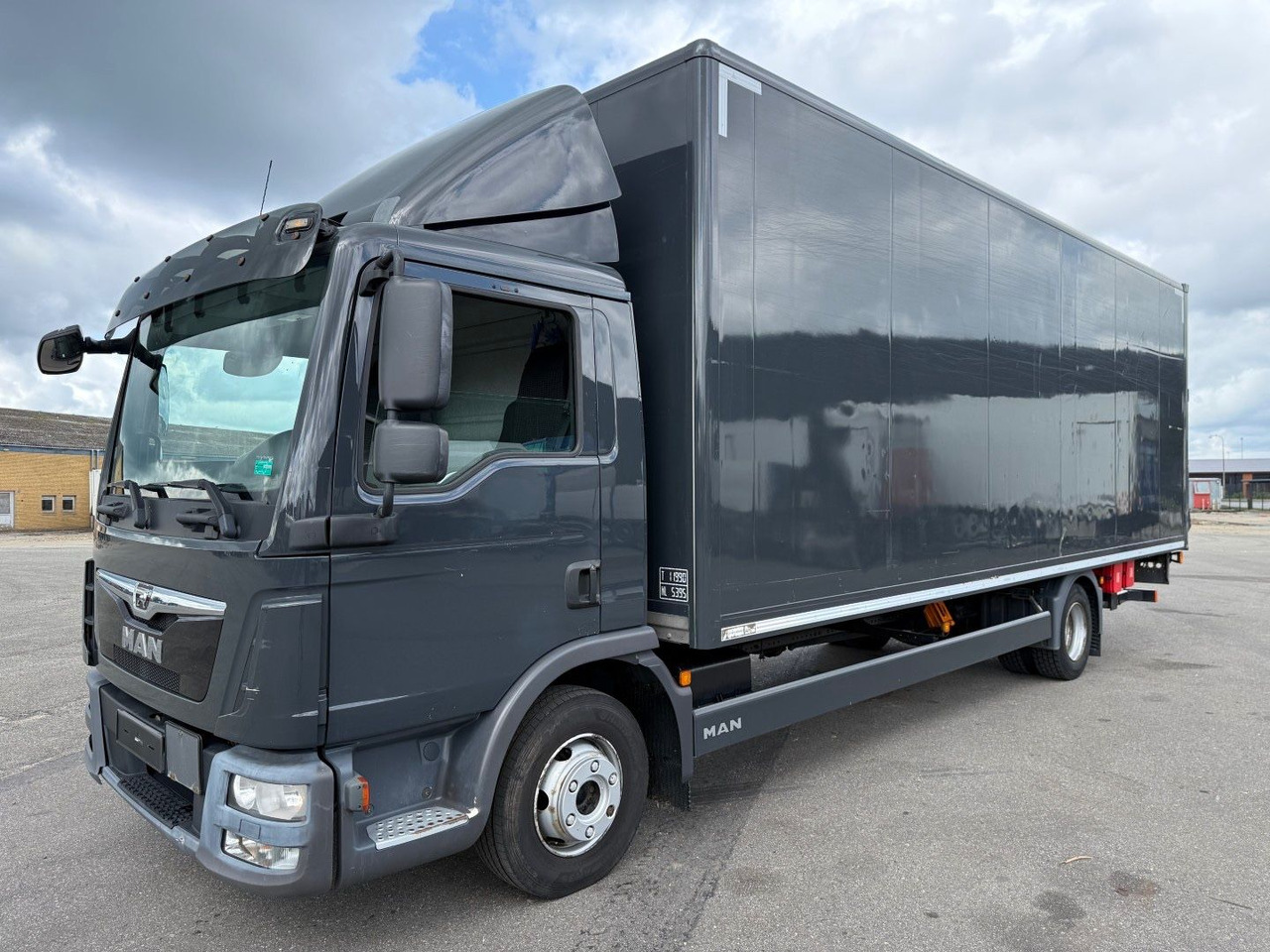 MAN TGL 12.250 Euro 6 Closed box / Koffer 7.20 m. - Camión caja cerrada: foto 1 MAN TGL 12.250 Euro 6 Closed box / Koffer 7.20 m. - Camión caja cerrada: foto 1