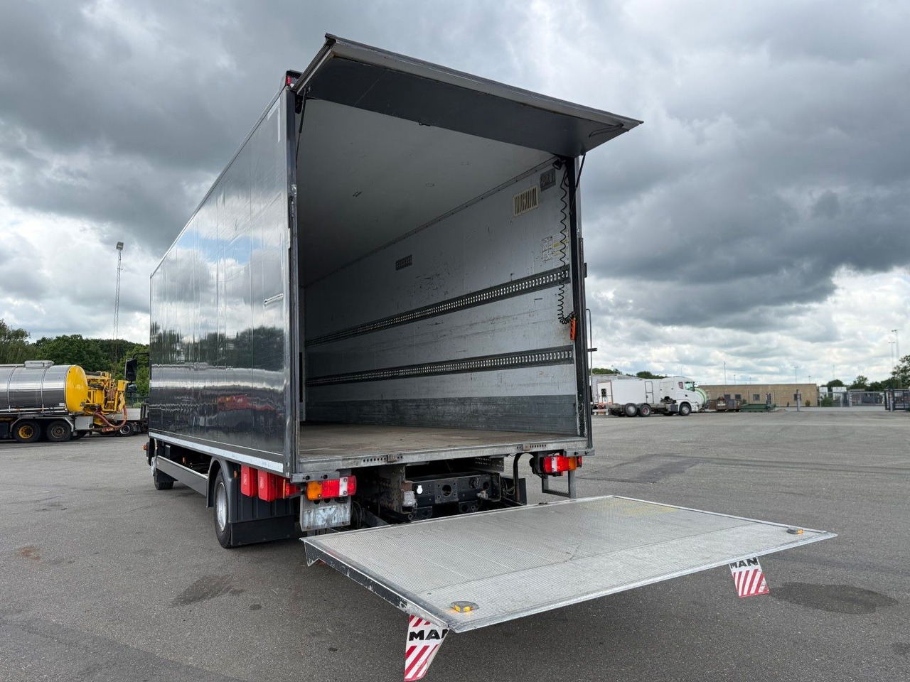 MAN TGL 12.250 Euro 6 Closed box / Koffer 7.20 m. - Camión caja cerrada: foto 5 MAN TGL 12.250 Euro 6 Closed box / Koffer 7.20 m. - Camión caja cerrada: foto 5