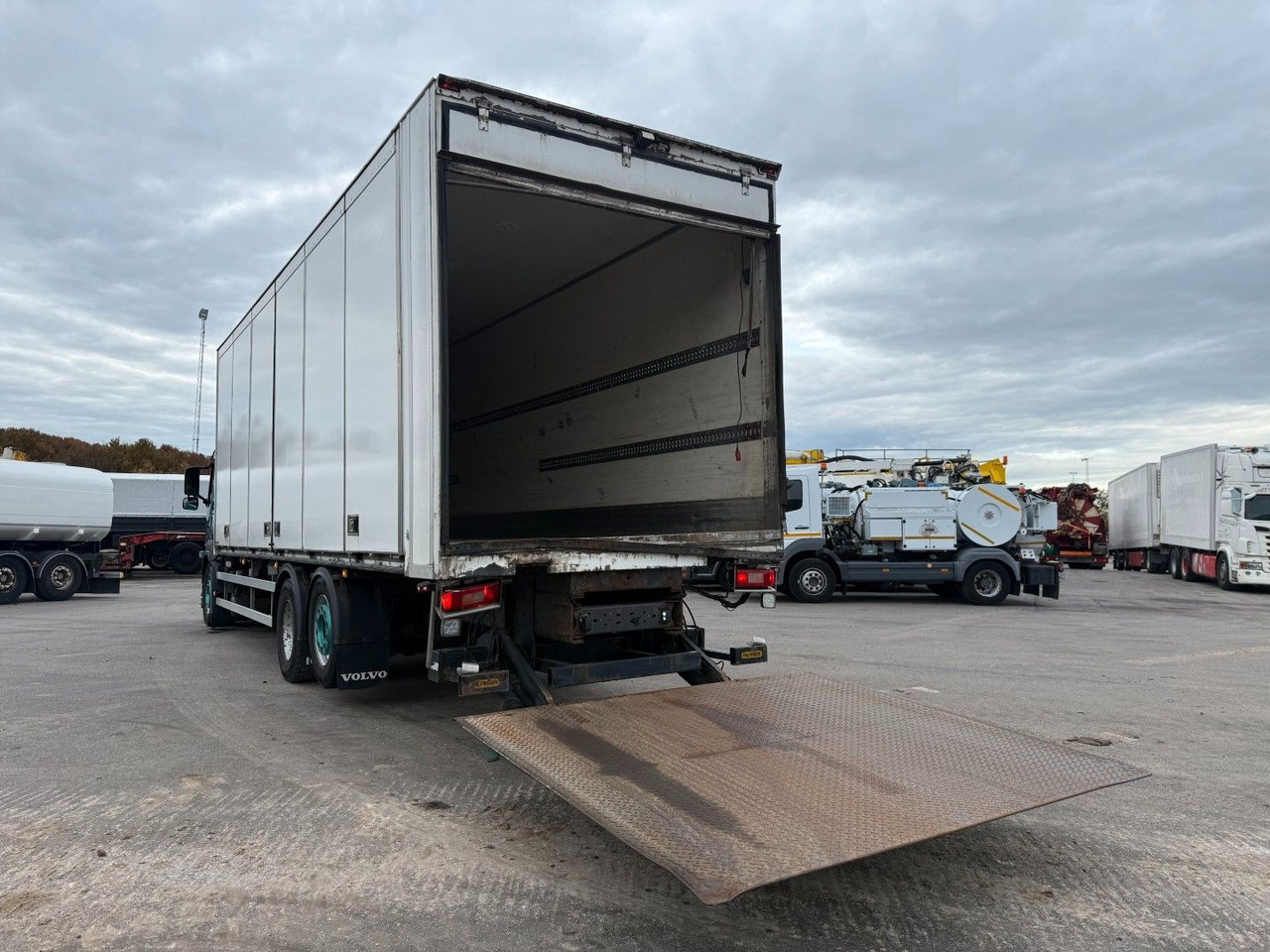 Volvo FM330 6x2*4 Carrier Supra 1050 Nordic - Camión frigorífico: foto 5 Volvo FM330 6x2*4 Carrier Supra 1050 Nordic - Camión frigorífico: foto 5