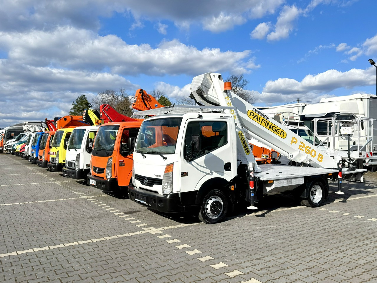 Nissan Cabstar - Camión con plataforma elevadora: foto 1 Nissan Cabstar - Camión con plataforma elevadora: foto 1