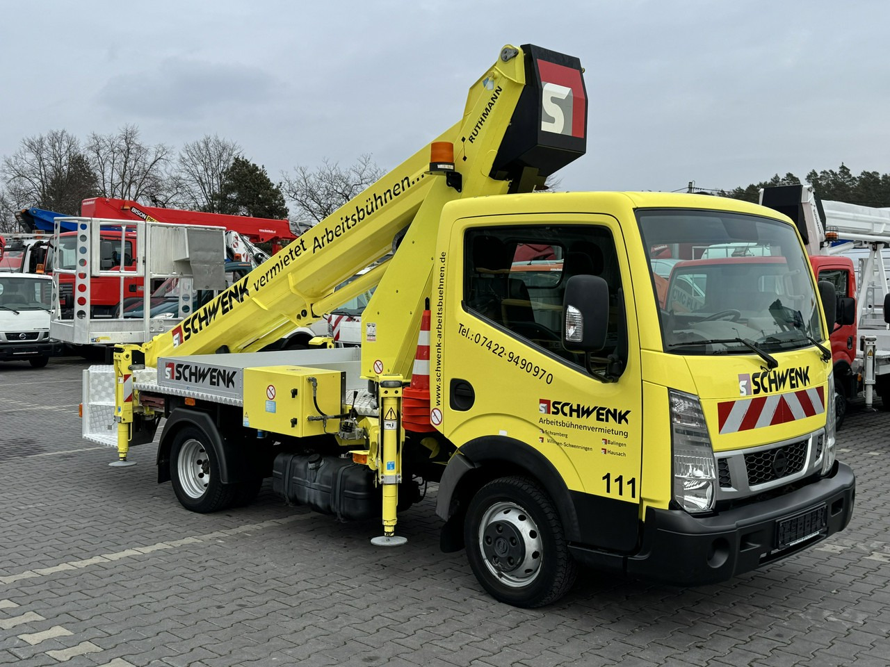 Nissan Cabstar - Camión con plataforma elevadora: foto 1 Nissan Cabstar - Camión con plataforma elevadora: foto 1