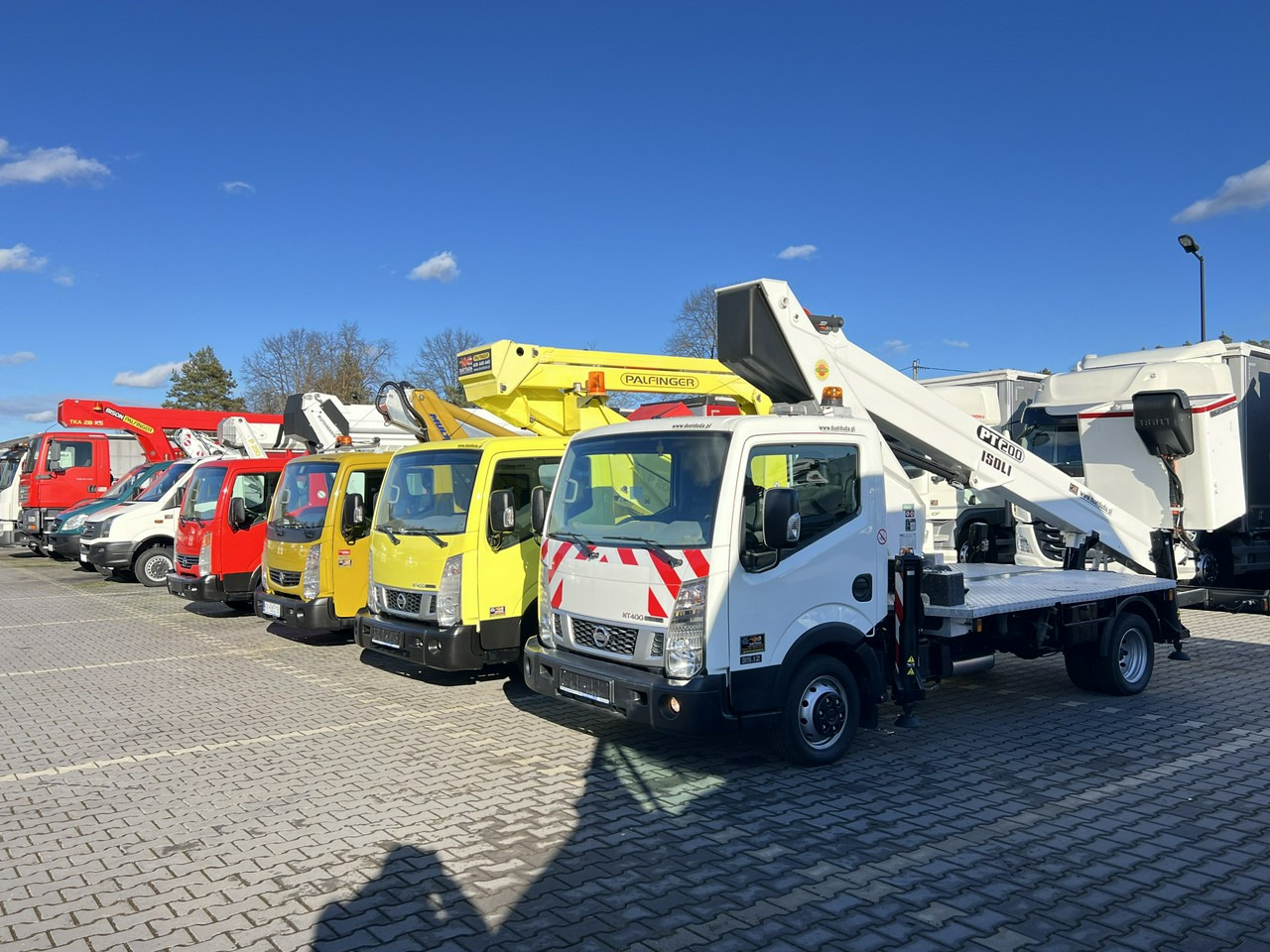 Camión con plataforma elevadora Nissan Cabstar: foto 1