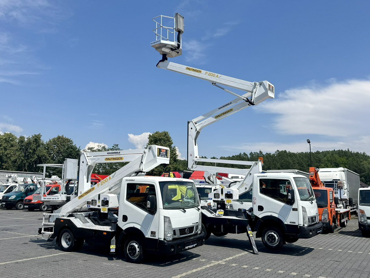 Nissan Cabstar - Camión con plataforma elevadora: foto 1 Nissan Cabstar - Camión con plataforma elevadora: foto 1