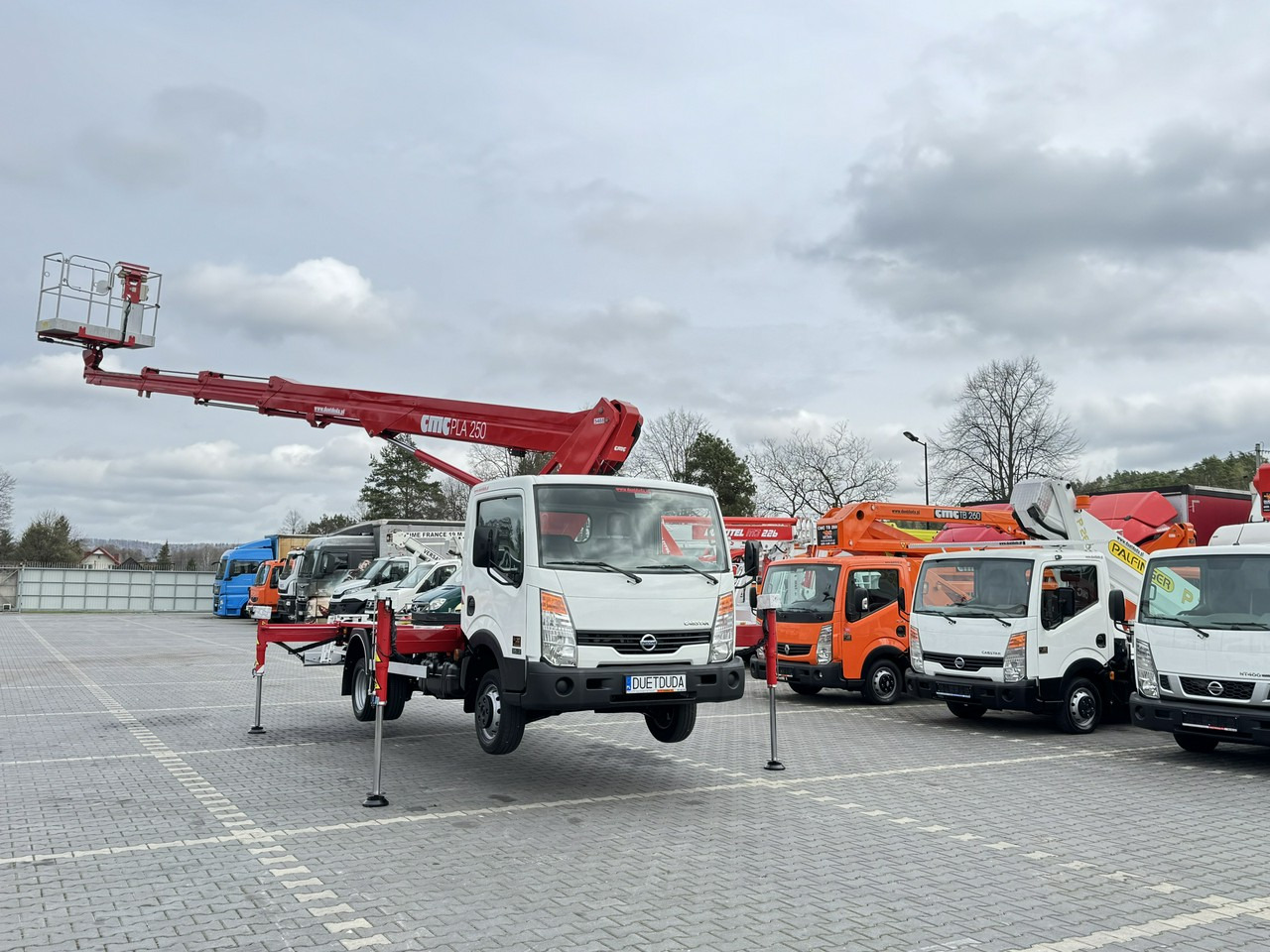 Nissan Cabstar - Camión con plataforma elevadora: foto 3 Nissan Cabstar - Camión con plataforma elevadora: foto 3