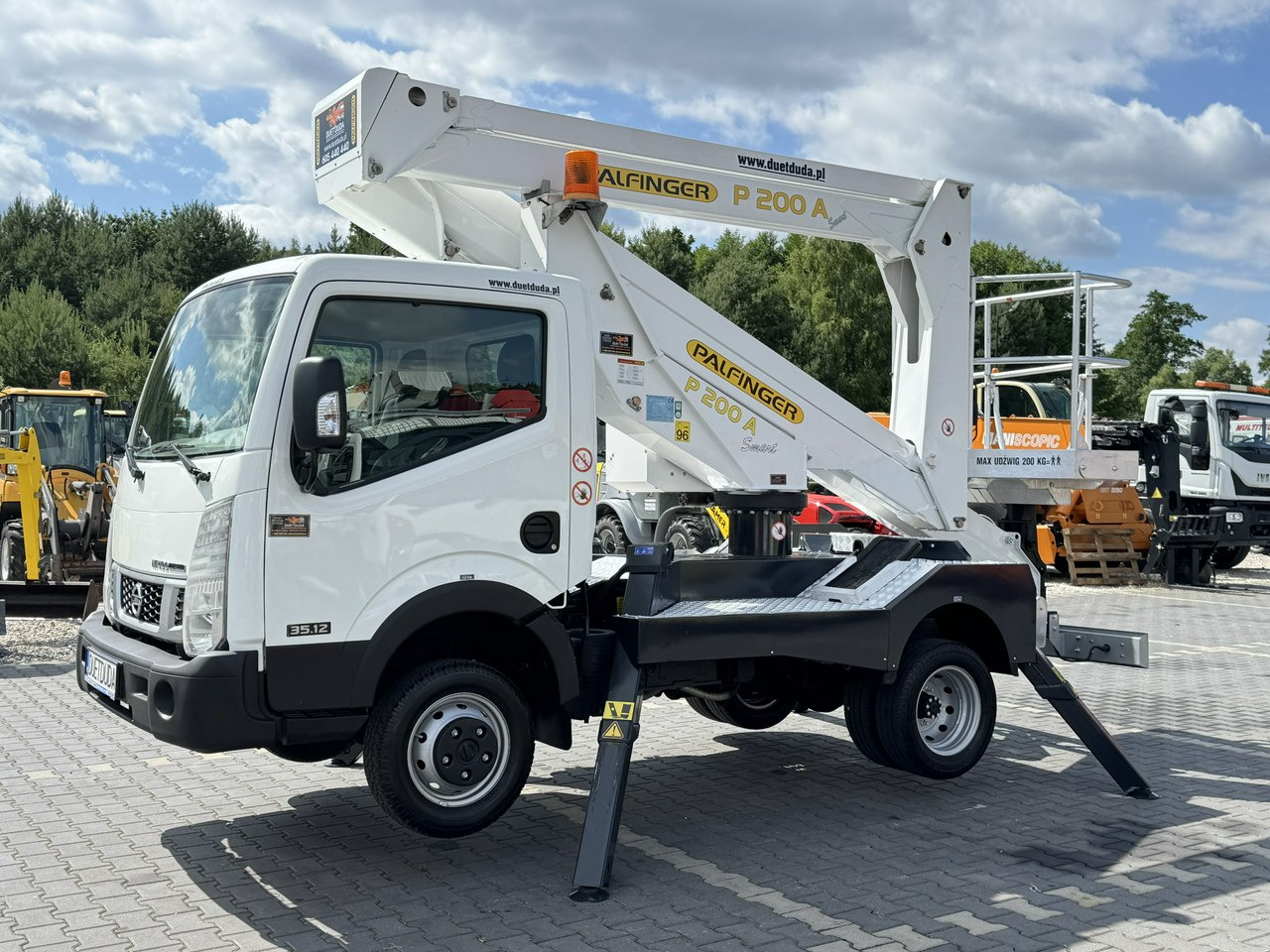 Nissan Cabstar - Camión con plataforma elevadora: foto 3 Nissan Cabstar - Camión con plataforma elevadora: foto 3