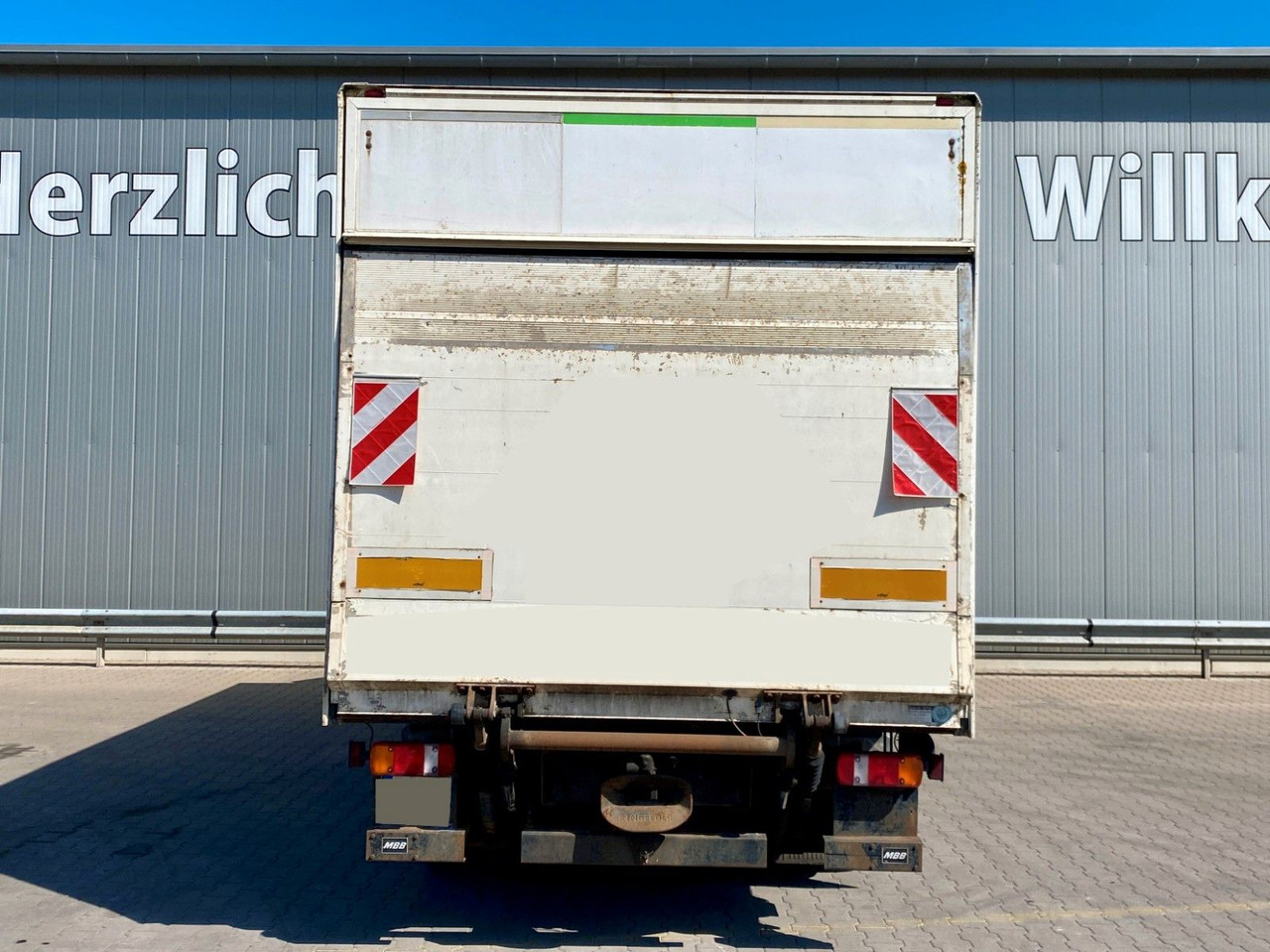 Mercedes-Benz 818 Atego | MBB LBW 1,00to.*3x Sitze*AHK*Teppich - Furgoneta caja cerrada: foto 4 Mercedes-Benz 818 Atego | MBB LBW 1,00to.*3x Sitze*AHK*Teppich - Furgoneta caja cerrada: foto 4