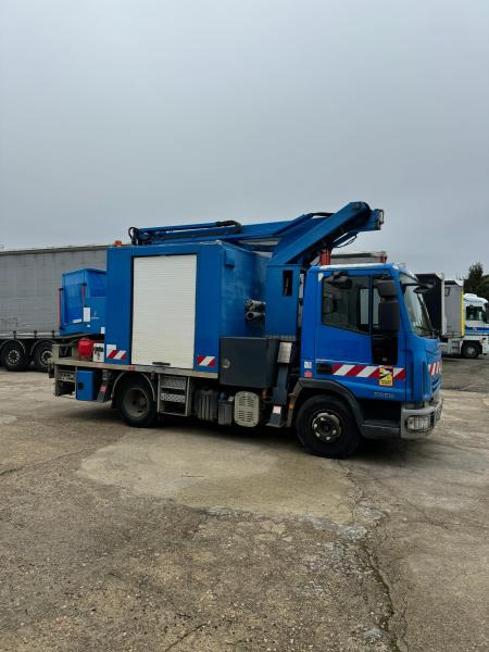 Iveco Eurocargo 100E19 - Camión con plataforma elevadora: foto 4 Iveco Eurocargo 100E19 - Camión con plataforma elevadora: foto 4