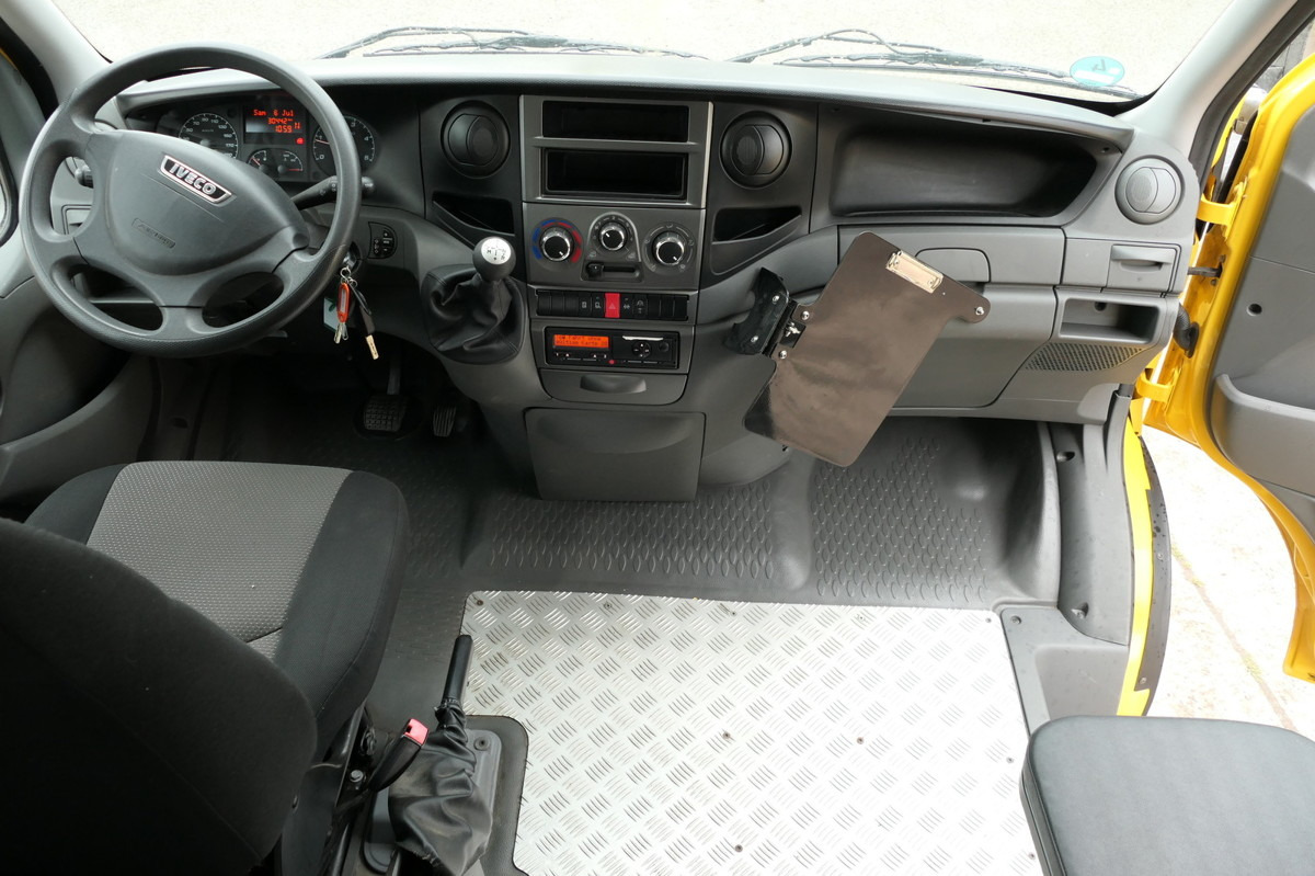 Foto del interior 1: Furgoneta caja cerrada IVECO Daily 50C15 COC Foto del interior 1: Furgoneta caja cerrada IVECO Daily 50C15 COC
