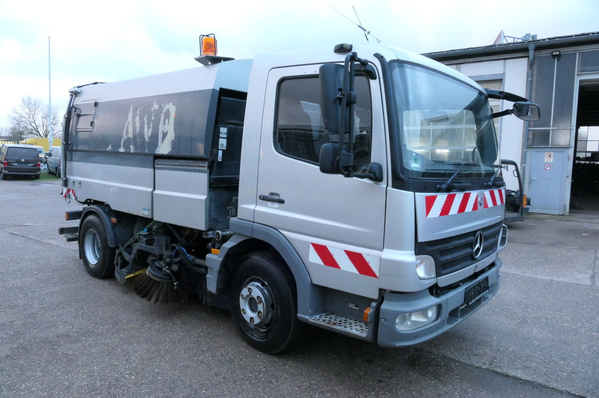 MERCEDES-BENZ Atego 1018 Rechtslenker Schmidt SK 500 R Rückfah - Barredora vial: foto 3 MERCEDES-BENZ Atego 1018 Rechtslenker Schmidt SK 500 R Rückfah - Barredora vial: foto 3