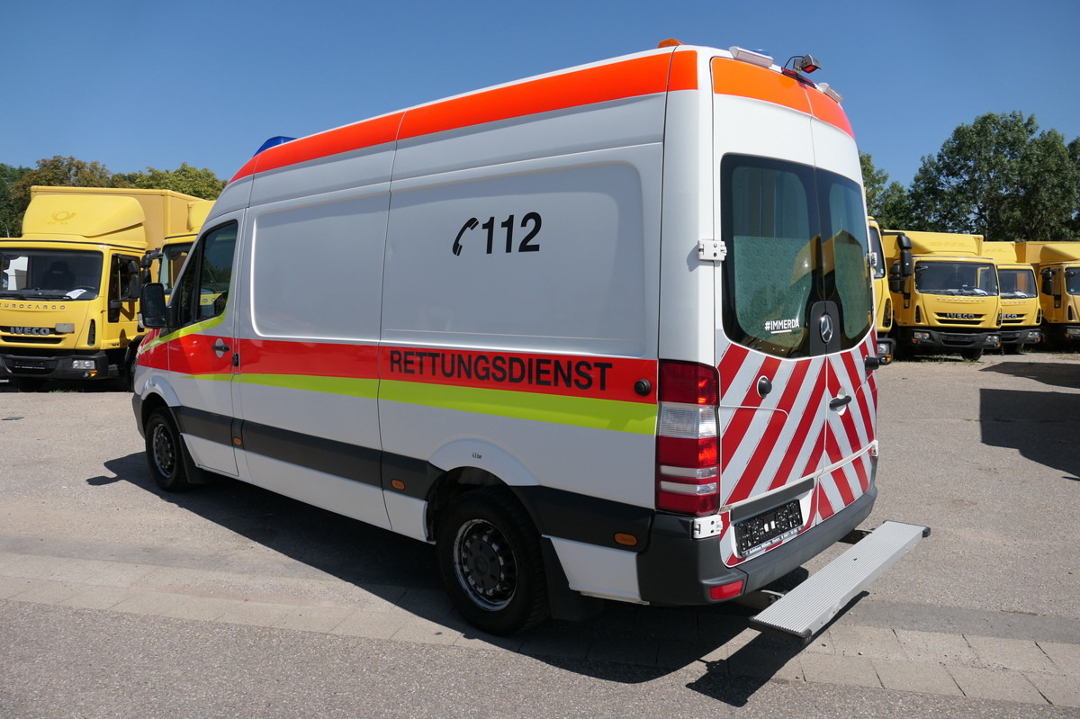 MERCEDES-BENZ Sprinter 316 CDI Klima Rettungswagen - Ambulancia: foto 4 MERCEDES-BENZ Sprinter 316 CDI Klima Rettungswagen - Ambulancia: foto 4