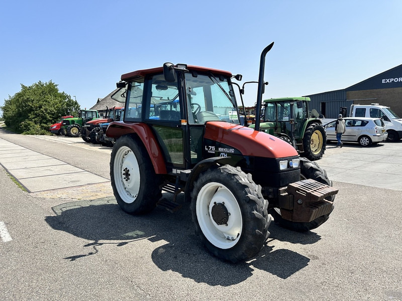 New Holland L 75 - Tractor: foto 5 New Holland L 75 - Tractor: foto 5