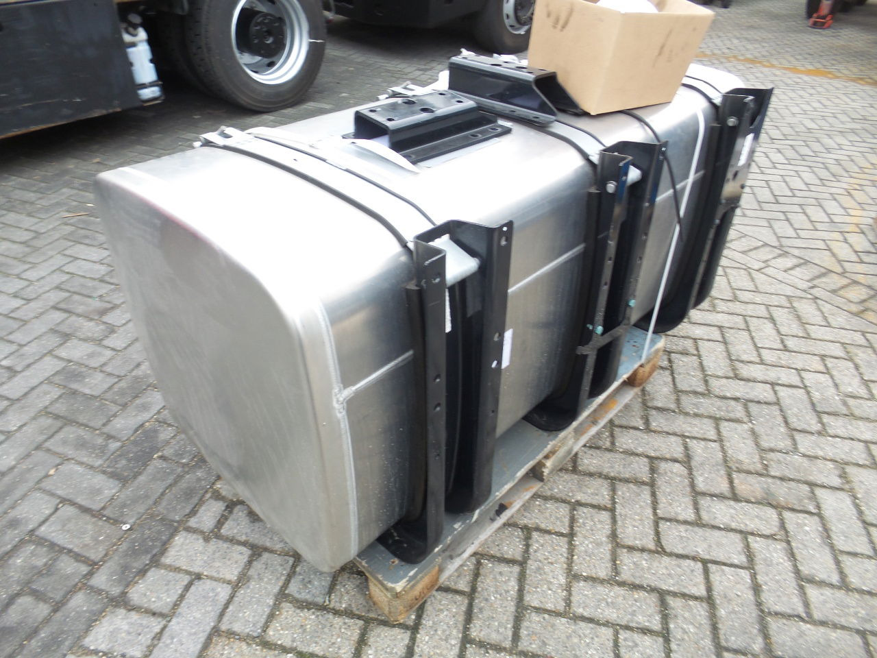 MAN 4 x Man 710 ltr tank orgineel / incl steunen / parts nr 81.12201-6949 160x70 - Depósito de combustible: foto 3 MAN 4 x Man 710 ltr tank orgineel / incl steunen / parts nr 81.12201-6949 160x70 - Depósito de combustible: foto 3