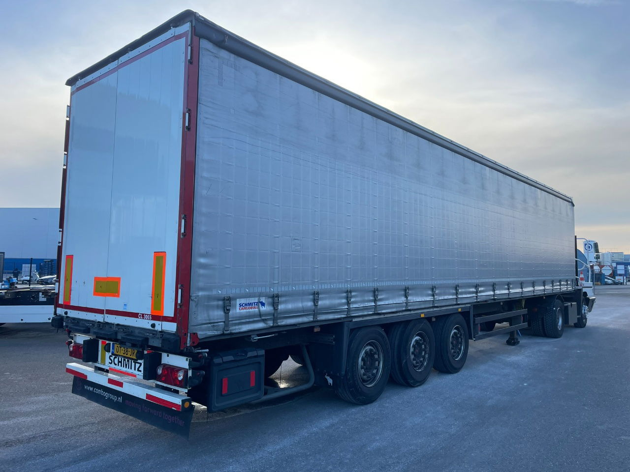 Schmitz Cargobull SCB-S3T EN 12642-XL Allu borden - disc brakes 2 x toolbox / tu - Semirremolque lona: foto 4 Schmitz Cargobull SCB-S3T EN 12642-XL Allu borden - disc brakes 2 x toolbox / tu - Semirremolque lona: foto 4