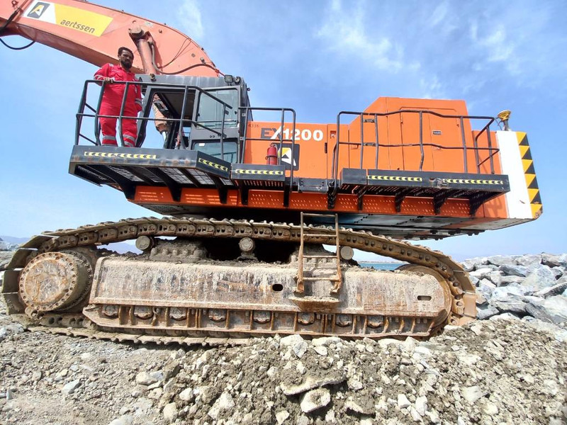 Hitachi EX1200-6 28m ( Abu Dhabi ) - Excavadora: foto 4 Hitachi EX1200-6 28m ( Abu Dhabi ) - Excavadora: foto 4