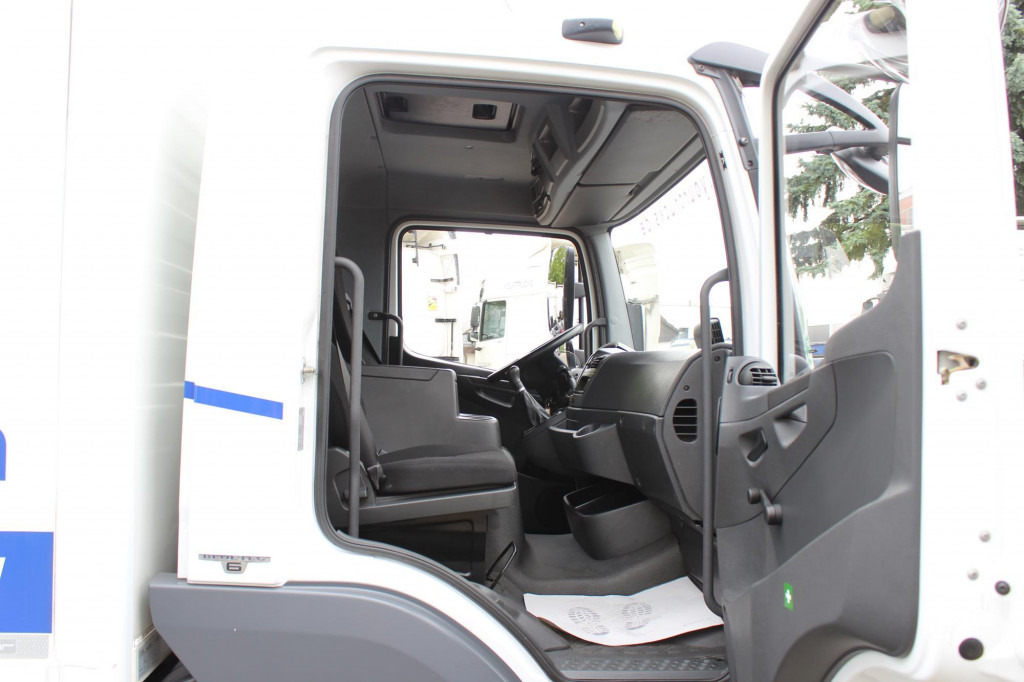 Mercedes-Benz Atego 1221 E6 Koffer Flach! Schalter LBW ACC - Camión caja cerrada: foto 5 Mercedes-Benz Atego 1221 E6 Koffer Flach! Schalter LBW ACC - Camión caja cerrada: foto 5