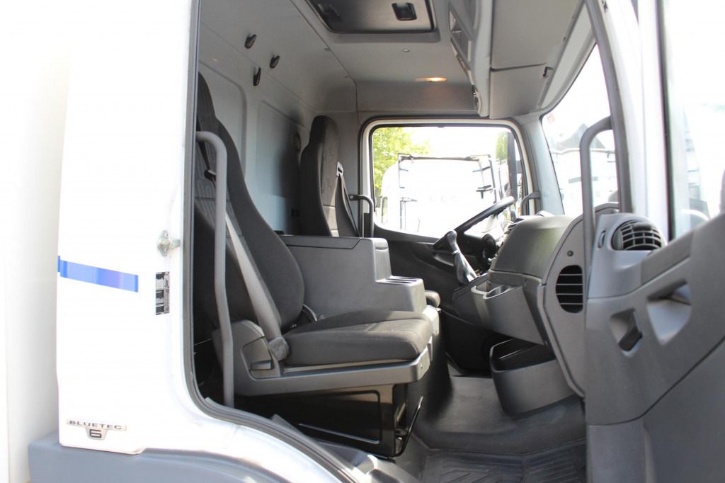 Mercedes-Benz Atego 1221 E6 Koffer Klima LDW Schalter LBW - Camión caja cerrada: foto 4 Mercedes-Benz Atego 1221 E6 Koffer Klima LDW Schalter LBW - Camión caja cerrada: foto 4