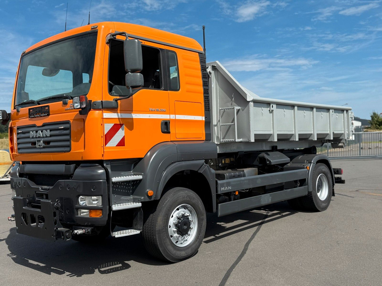 MAN TGA 18.350 4x4 Meiler Abroller RK 14.45 Winterd. - Camión multibasculante: foto 1 MAN TGA 18.350 4x4 Meiler Abroller RK 14.45 Winterd. - Camión multibasculante: foto 1