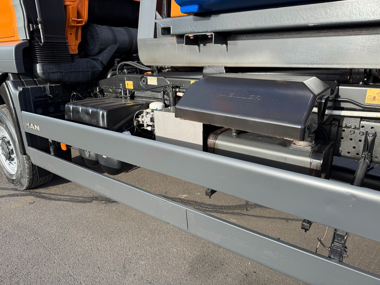 MAN TGA 18.360 4x4 Winterdienst Meiller Abroller - Camión multibasculante: foto 4 MAN TGA 18.360 4x4 Winterdienst Meiller Abroller - Camión multibasculante: foto 4