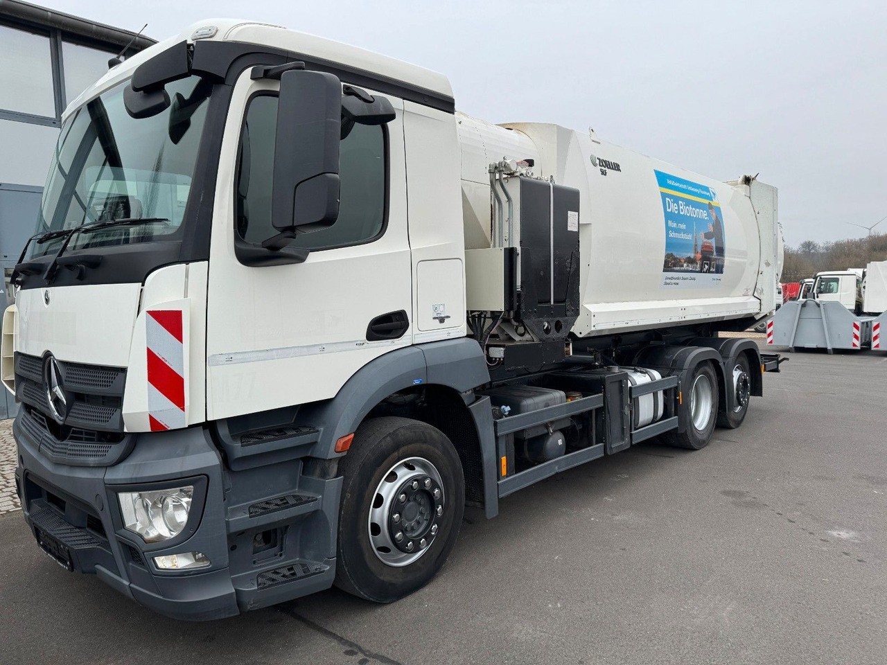 Mercedes-Benz Antos 2533 6x2 Seitenlader Euro 6 Mercedes-Benz Antos 2533 6x2 Seitenlader Euro 6 - Camión de basura: foto 1 Mercedes-Benz Antos 2533 6x2 Seitenlader Euro 6 Mercedes-Benz Antos 2533 6x2 Seitenlader Euro 6 - Camión de basura: foto 1