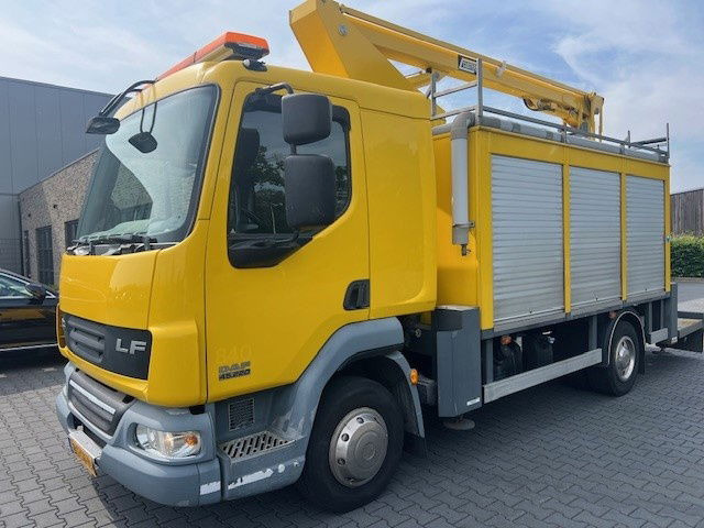 DAF LF 220 FA45.220 LF Custers T265-12.5 - Camión con plataforma elevadora: foto 1 DAF LF 220 FA45.220 LF Custers T265-12.5 - Camión con plataforma elevadora: foto 1