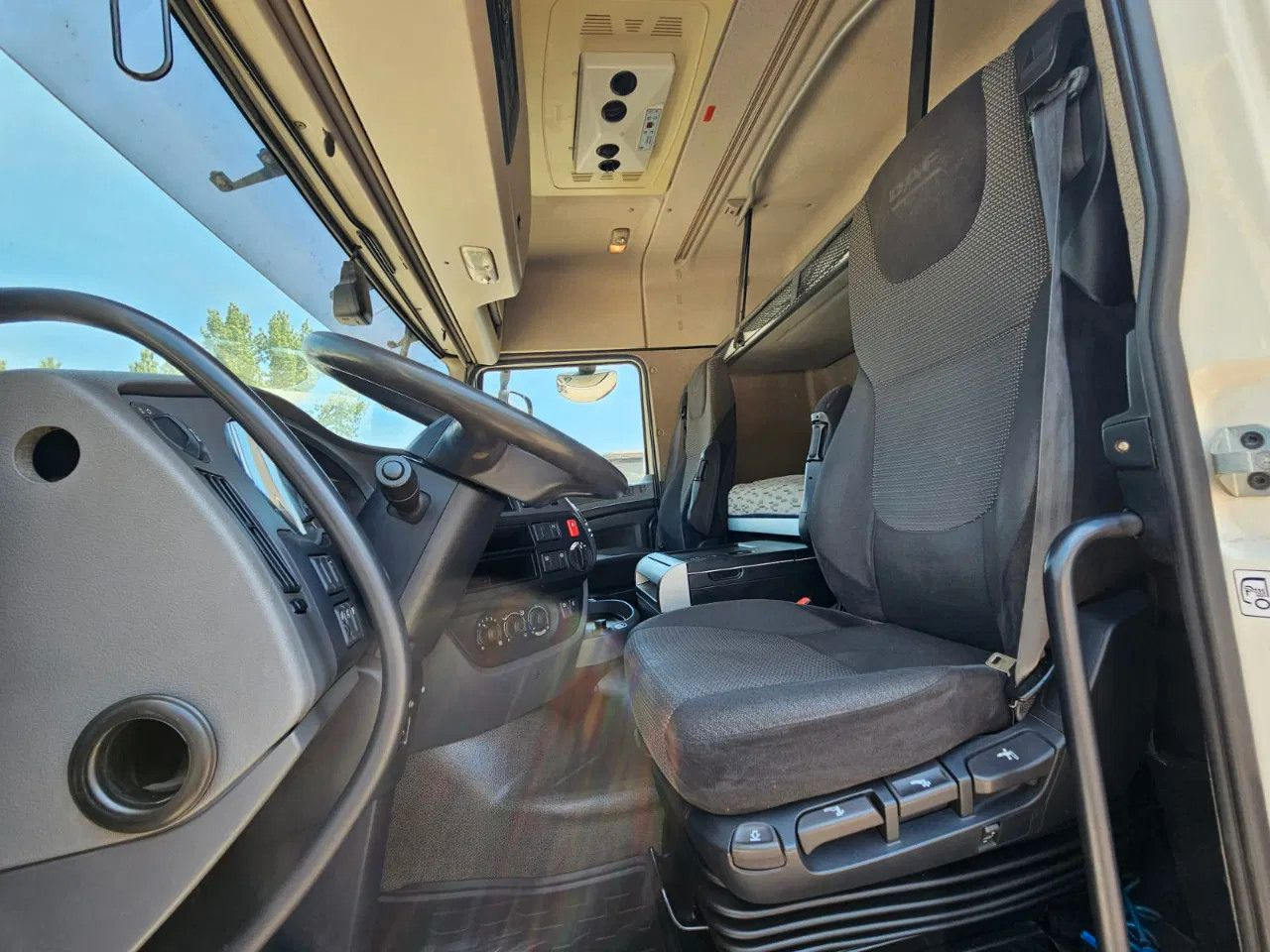 DAF XF 460 Space Cab Standklima 2 units - Cabeza tractora: foto 5 DAF XF 460 Space Cab Standklima 2 units - Cabeza tractora: foto 5