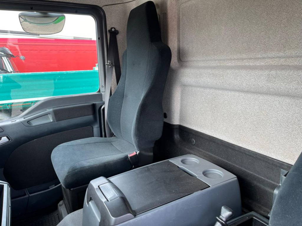 MAN TG-L 12.220 4x2 BL Standardkoffer LBW LBW 1.5 to - Camión caja cerrada: foto 4 MAN TG-L 12.220 4x2 BL Standardkoffer LBW LBW 1.5 to - Camión caja cerrada: foto 4