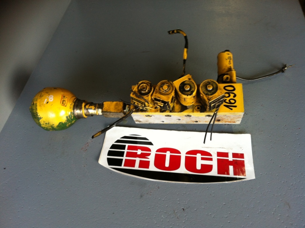 KOMATSU BLOK STEROWNICZY + HYDROAKUMULATOR 95671621 7-1 05 + CEWKI 31635 28VDC - Válvula hidráulica para Excavadora de ruedas: foto 1 KOMATSU BLOK STEROWNICZY + HYDROAKUMULATOR 95671621 7-1 05 + CEWKI 31635 28VDC - Válvula hidráulica para Excavadora de ruedas: foto 1