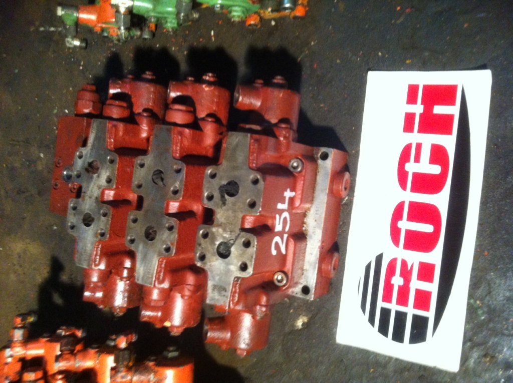 LINDE 668875070914 VW18 5640 + VW18 5656 - 3 SEKCYJNY - Válvula hidráulica para Maquinaria de construcción: foto 1 LINDE 668875070914 VW18 5640 + VW18 5656 - 3 SEKCYJNY - Válvula hidráulica para Maquinaria de construcción: foto 1