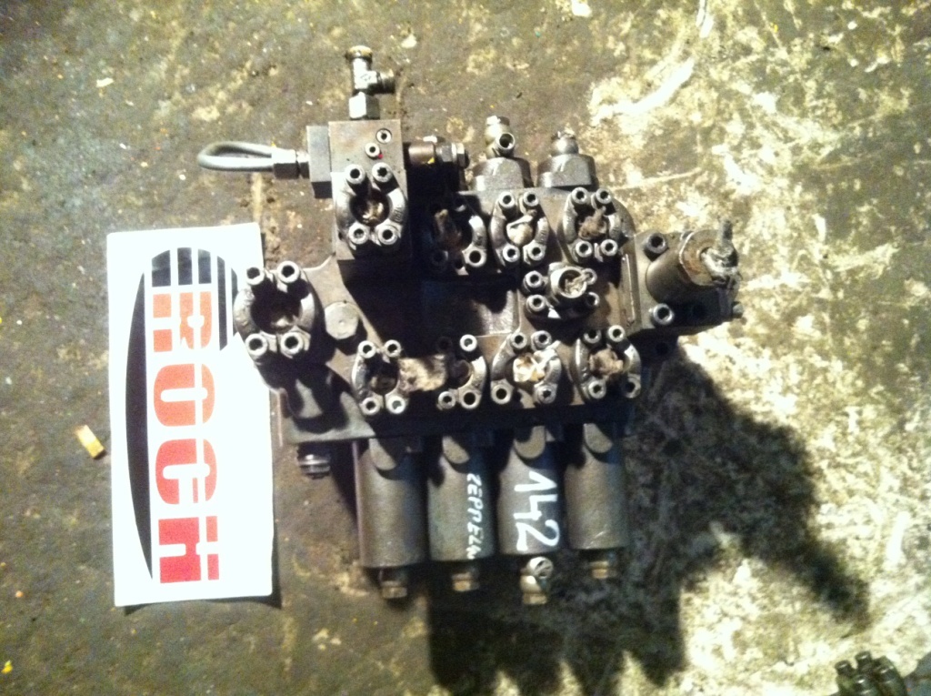 REXROTH 600266 - 4 SEKCYJNY - Válvula hidráulica para Maquinaria de construcción: foto 1 REXROTH 600266 - 4 SEKCYJNY - Válvula hidráulica para Maquinaria de construcción: foto 1