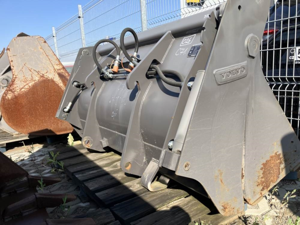 Volvo Klappschaufel mit Messer TPZ - Cazo: foto 2 Volvo Klappschaufel mit Messer TPZ - Cazo: foto 2