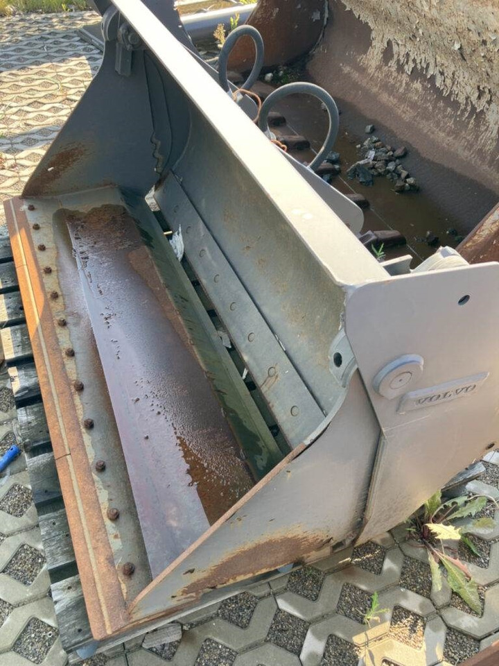 Volvo Klappschaufel mit Messer TPZ - Cazo: foto 4 Volvo Klappschaufel mit Messer TPZ - Cazo: foto 4