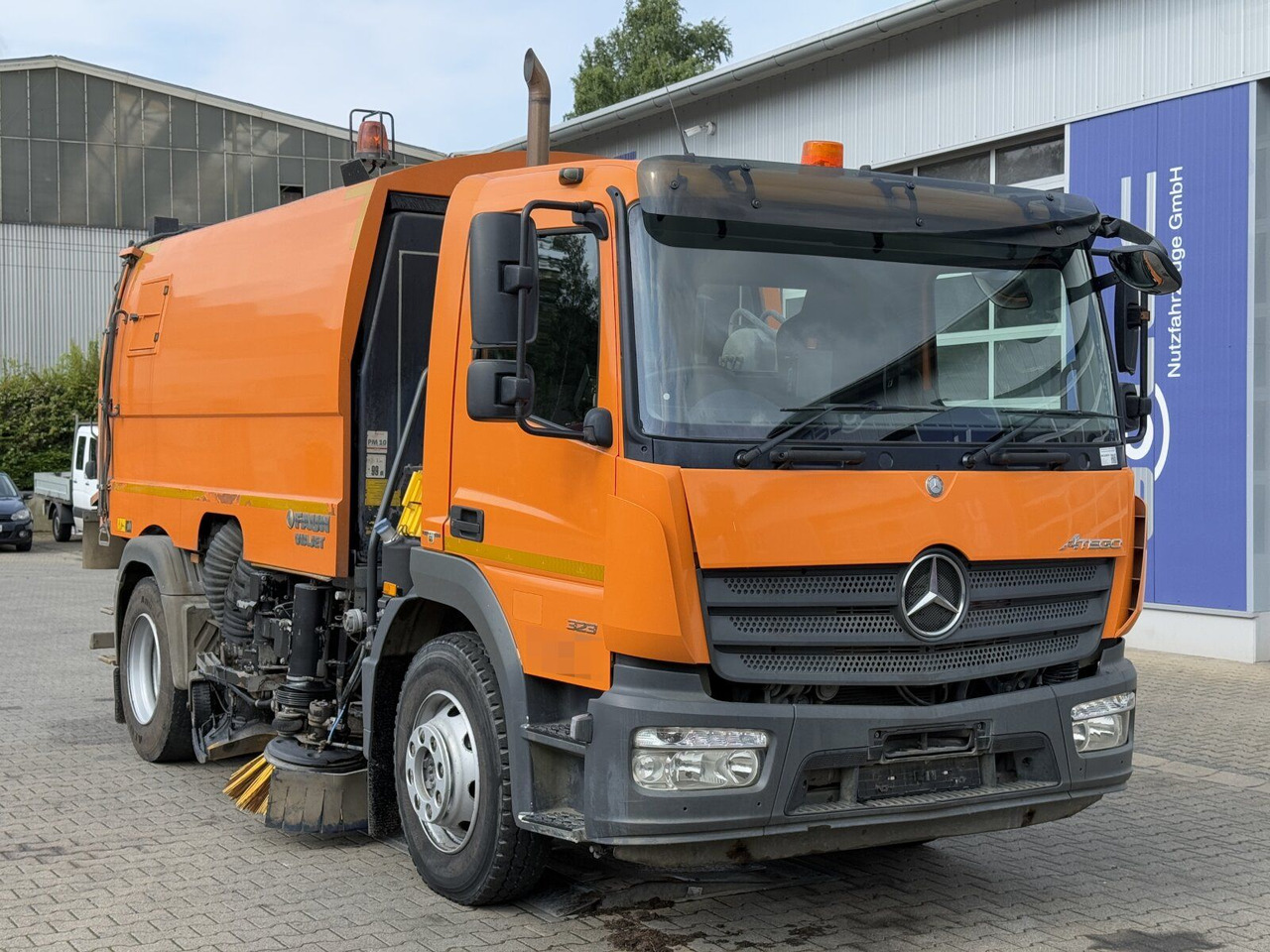 Mercedes-Benz ATEGO 1323 4x2 Kehrmaschine FAUN Viajet 6R/H - Barredora vial: foto 1 Mercedes-Benz ATEGO 1323 4x2 Kehrmaschine FAUN Viajet 6R/H - Barredora vial: foto 1