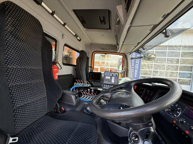 Mercedes-Benz Atego 1324 4x2 Kehrmaschine Viajet 6R/L - Barredora vial: foto 2 Mercedes-Benz Atego 1324 4x2 Kehrmaschine Viajet 6R/L - Barredora vial: foto 2