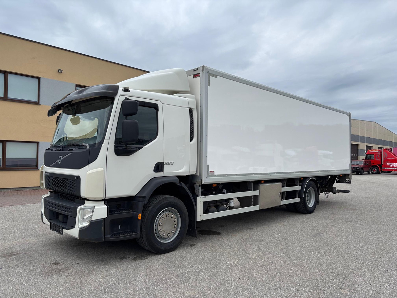 VOLVO FE320 - Camión caja cerrada: foto 3 VOLVO FE320 - Camión caja cerrada: foto 3