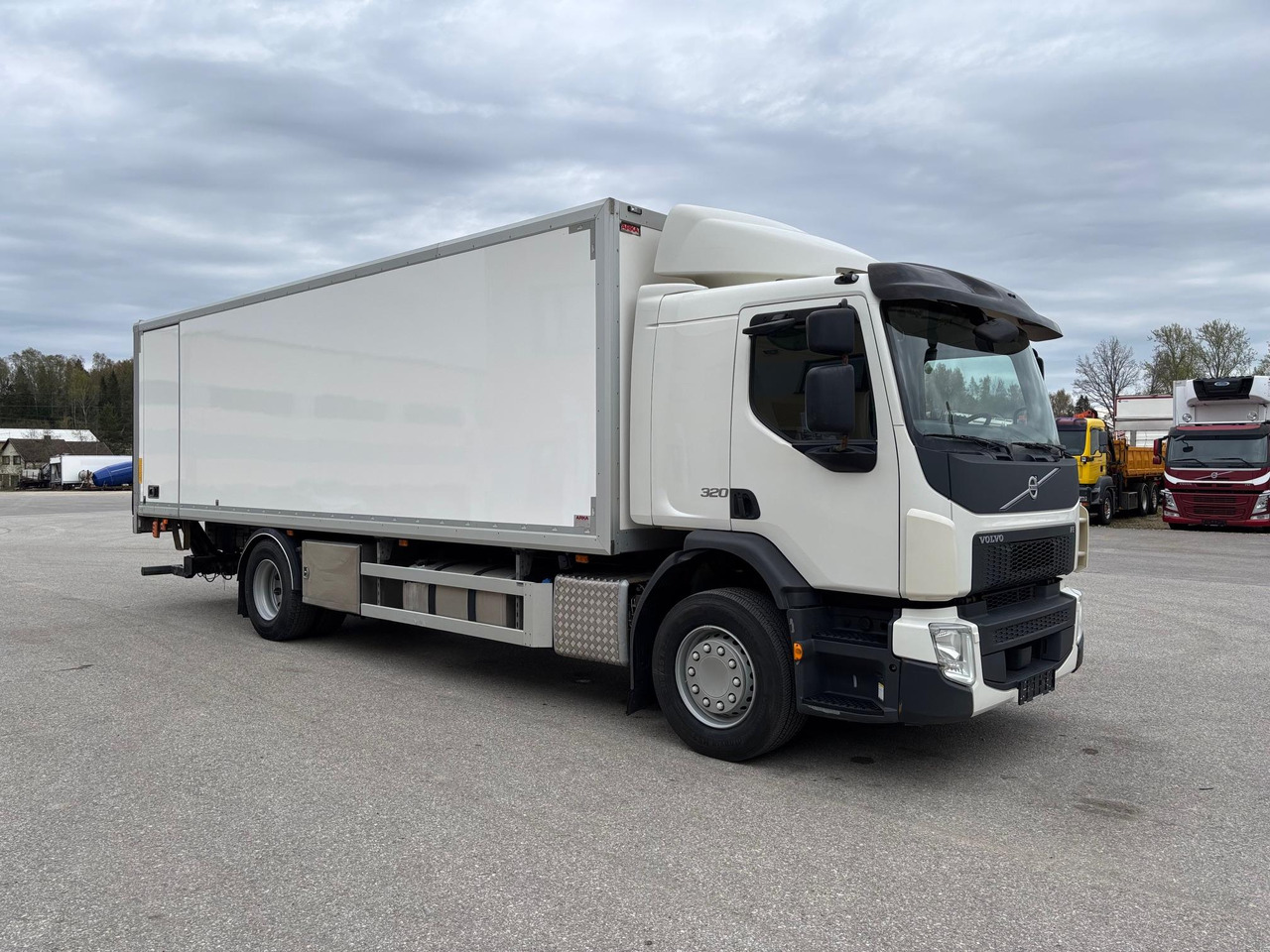 VOLVO FE320 - Camión caja cerrada: foto 1 VOLVO FE320 - Camión caja cerrada: foto 1