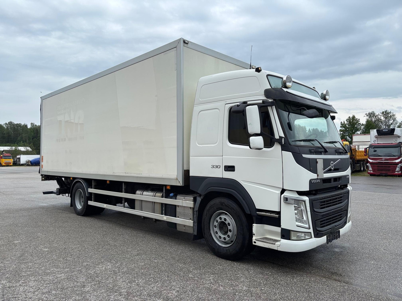 VOLVO FM330 - Camión caja cerrada: foto 1 VOLVO FM330 - Camión caja cerrada: foto 1