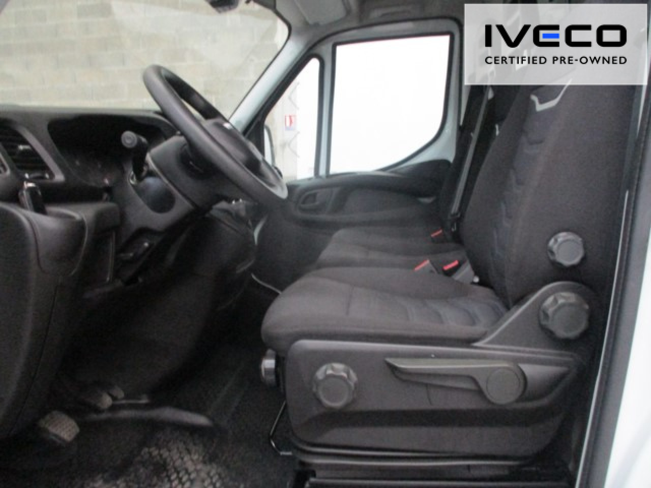 Foto del interior 2: Furgoneta caja cerrada IVECO Daily 35C16H Euro6 Klima ZV