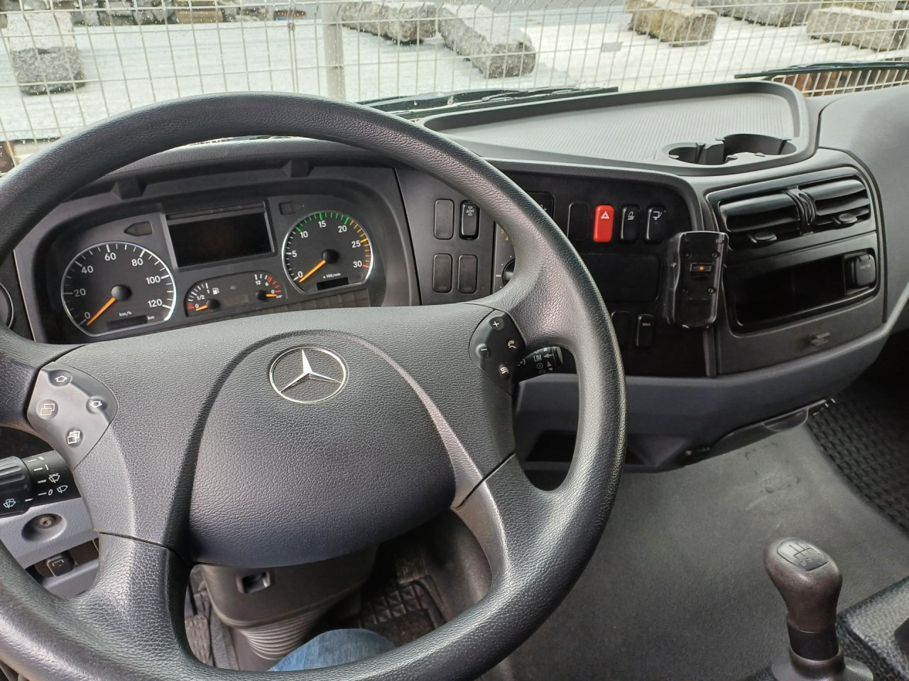 Foto del interior 2: Camión frigorífico MERCEDES-BENZ 816 Euro5 AHK Luftfeder