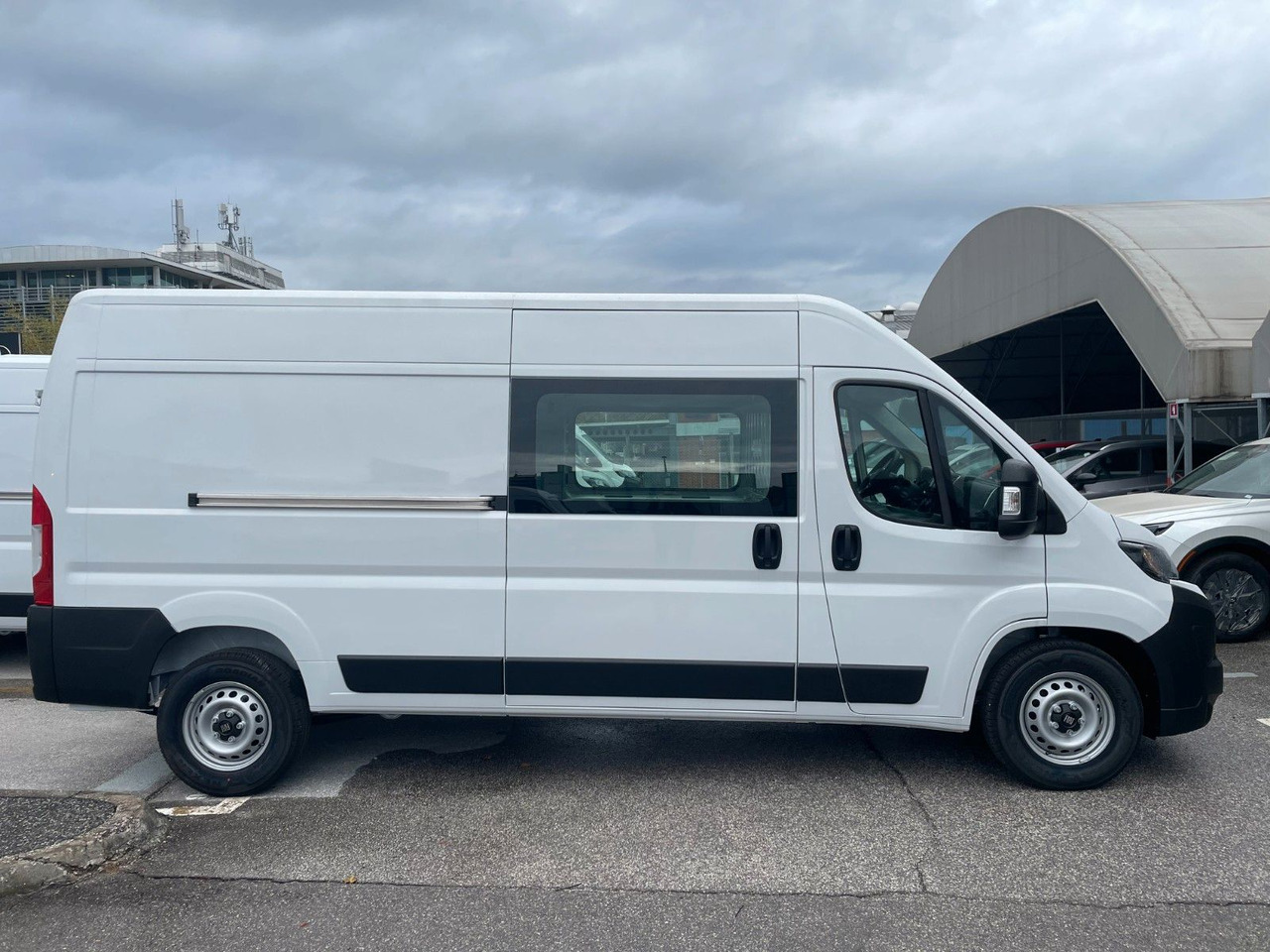 Fiat Ducato 35H L3H2 180 Teilverglast KaWa 2025 - Furgón: foto 4 Fiat Ducato 35H L3H2 180 Teilverglast KaWa 2025 - Furgón: foto 4