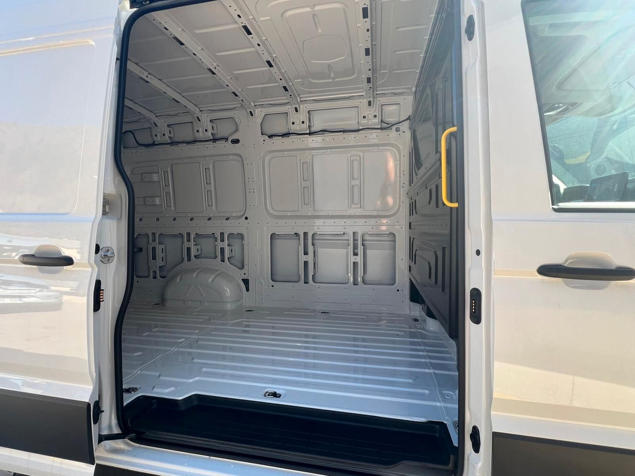 Volkswagen Crafter Kasten 35 L3H3 140 Kamera-Temp-Lager - Furgón: foto 4 Volkswagen Crafter Kasten 35 L3H3 140 Kamera-Temp-Lager - Furgón: foto 4