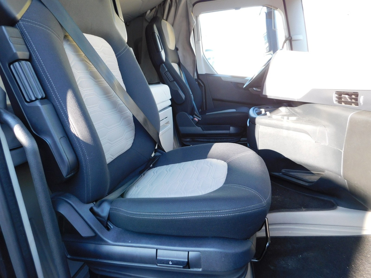 Ford F max ll 4x2 scab e6 eco 16spdamt ecotorq - Cabeza tractora: foto 5 Ford F max ll 4x2 scab e6 eco 16spdamt ecotorq - Cabeza tractora: foto 5