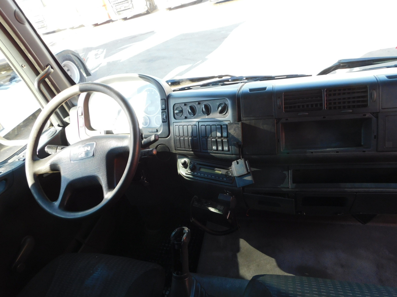 Foto del interior 1: Camión lona Man Tgl 8180 Foto del interior 1: Camión lona Man Tgl 8180