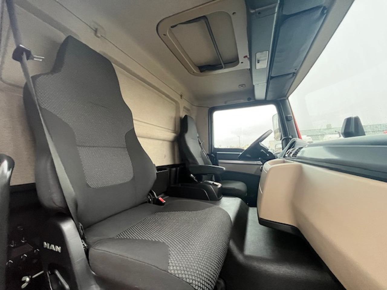 MAN TGM 18.320 4x2 BL Euro6 Klima Luftfeder - Camión lona: foto 2 MAN TGM 18.320 4x2 BL Euro6 Klima Luftfeder - Camión lona: foto 2