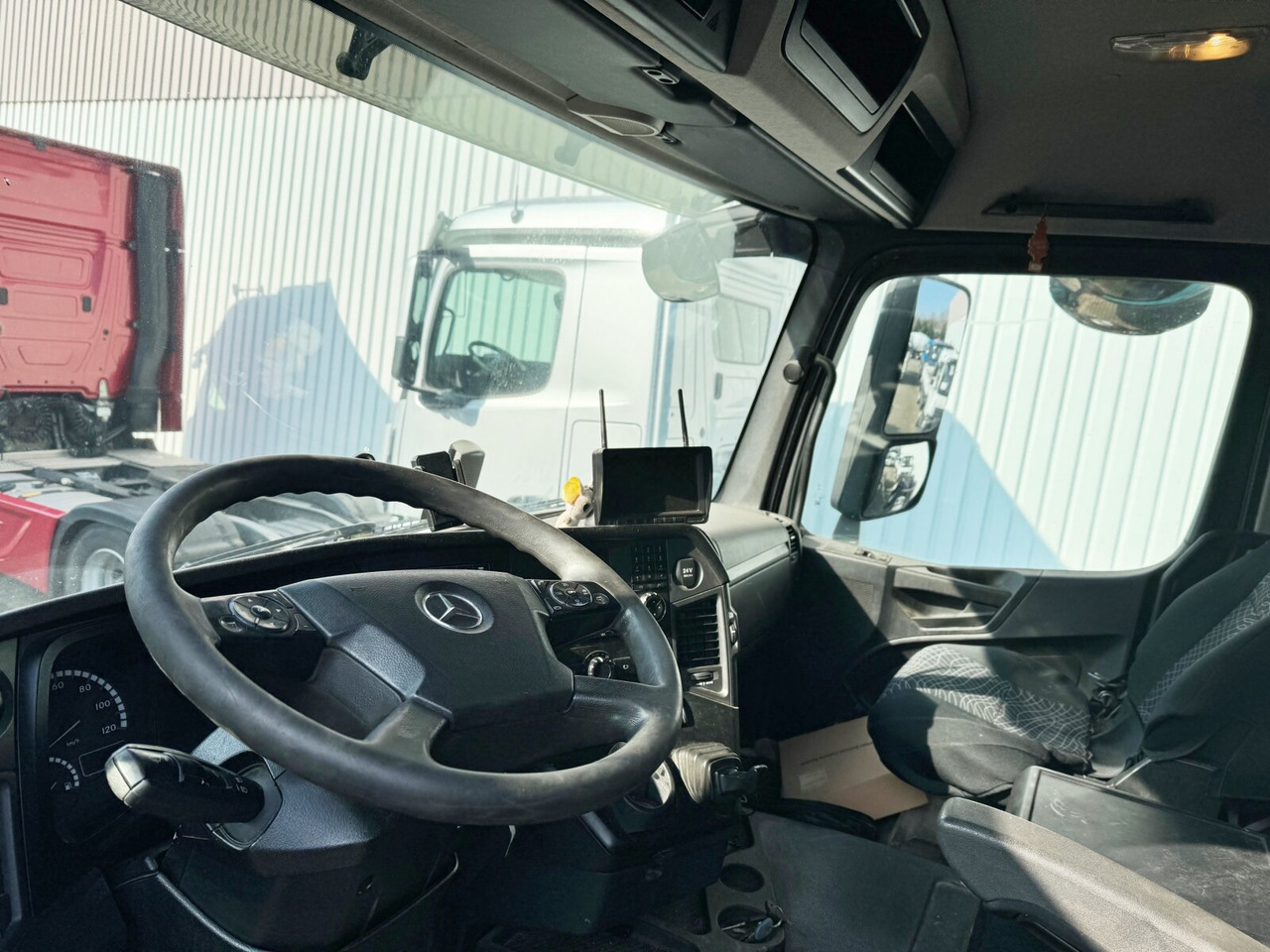 Foto del interior 1: Leasing de Mercedes-Benz Arocs 1842 LS 4x4 HAD Arocs 1842 LS 4x4 HAD, HydroDrive, Kipphydraulik Mercedes-Benz Arocs 1842 LS 4x4 HAD Arocs 1842 LS 4x4 HAD, HydroDrive, Kipphydraulik