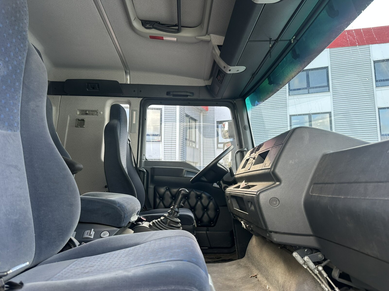 MAN TGA 18.350 4x2 LL TGA 18.350 4x2 LL, Fahrschulausstattung - Camión: foto 3 MAN TGA 18.350 4x2 LL TGA 18.350 4x2 LL, Fahrschulausstattung - Camión: foto 3