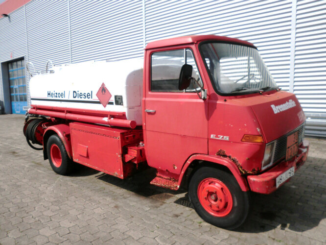 Hanomag F 75/35 Ki Hanomag-Henschel F 75/35 Ki, 5 cbm - Camión cisterna: foto 1 Hanomag F 75/35 Ki Hanomag-Henschel F 75/35 Ki, 5 cbm - Camión cisterna: foto 1