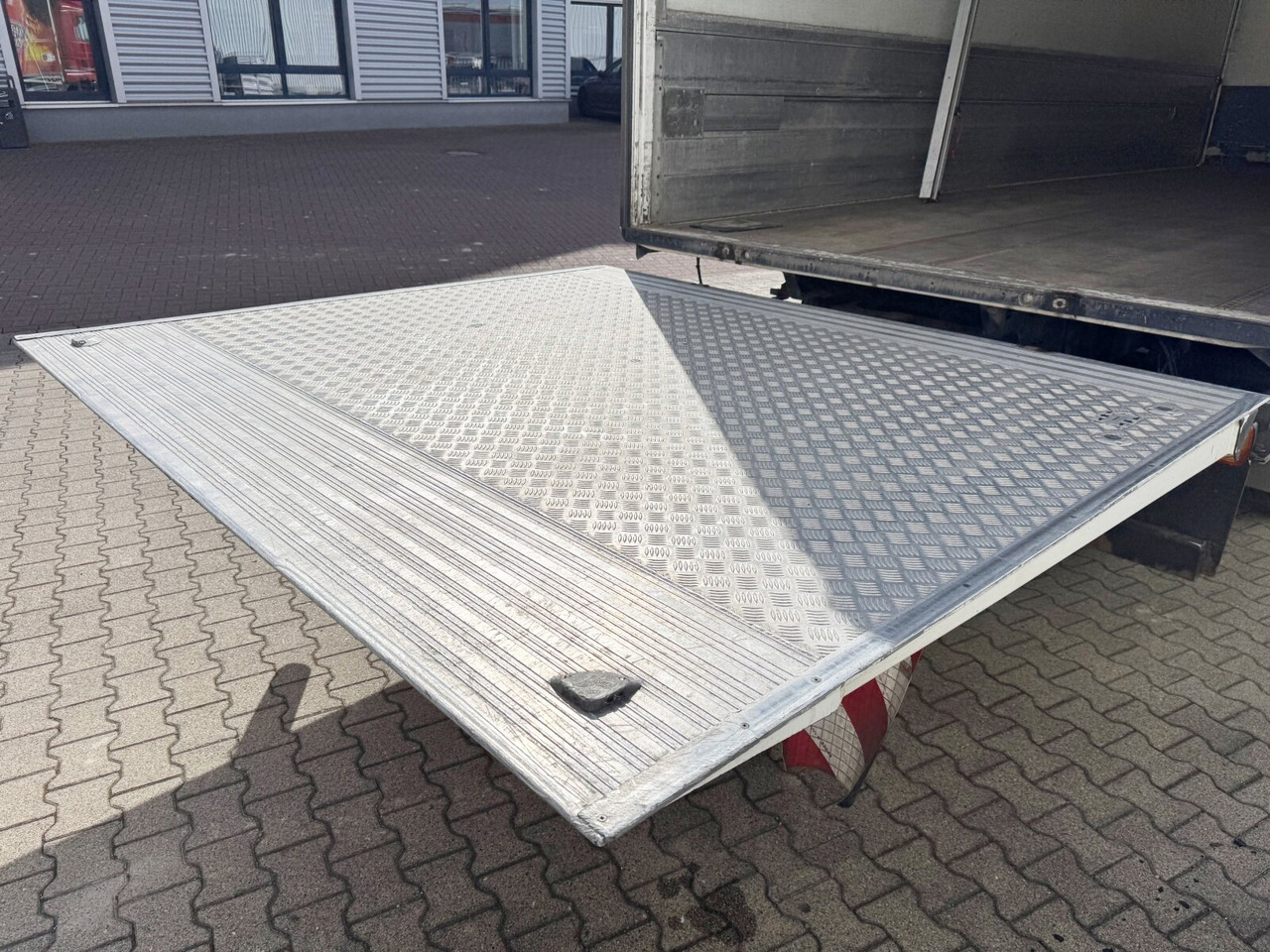 Camión caja cerrada MAN TGM 26.340 6x2-4 LL TGM 26.340 6x2-4 LL, Getränkekoffer, Lenk-/Liftachse, LBW MBB, 2x AHK: foto 12